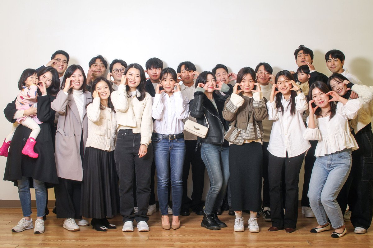 캔사스중앙글로벌감리교회 성도들이 함께 모여 웃고 있는 모습